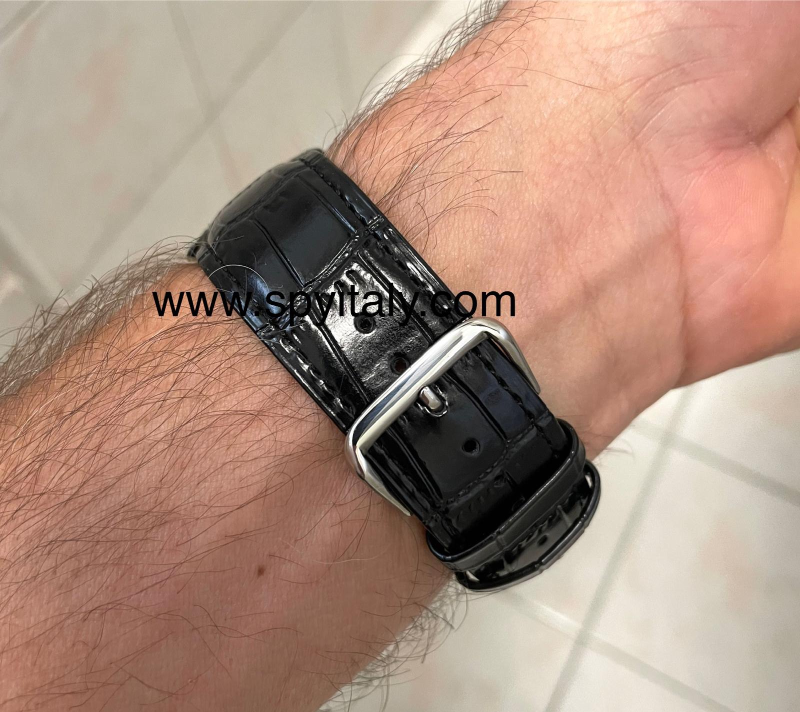 Dettaglio cinturino in pelle spy-watch